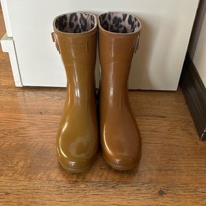 Light brown hunter boots